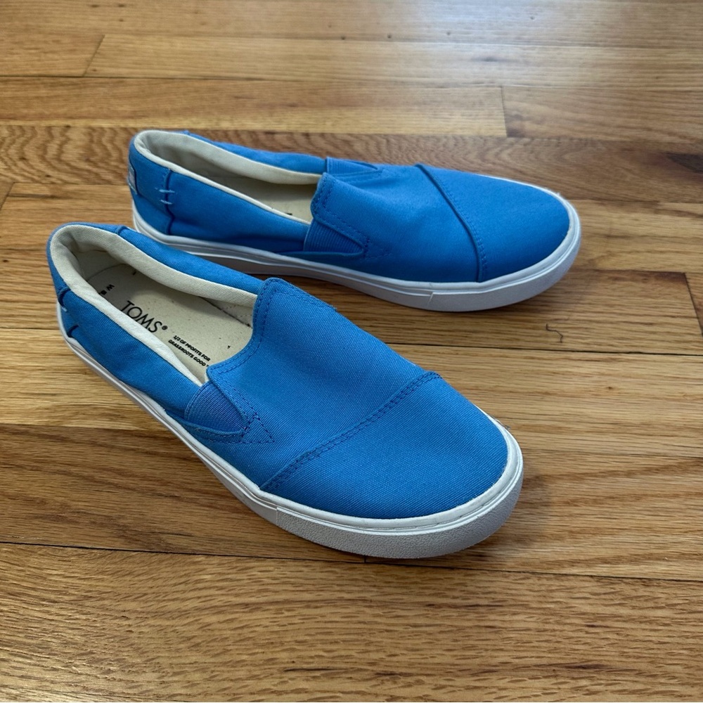 TOMS Slip-On Sneakers in Blue with White Sole size 5.5 women’s